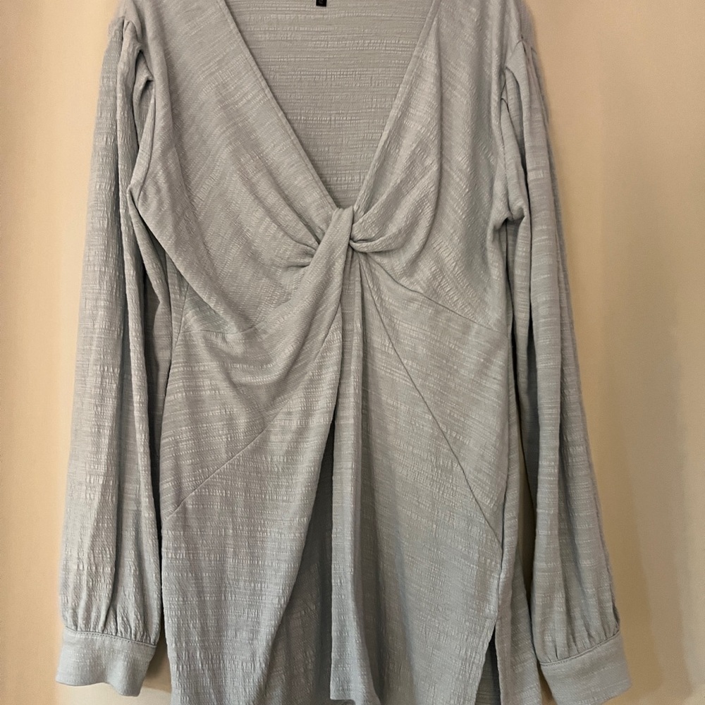 Long sleeved, twisted front top